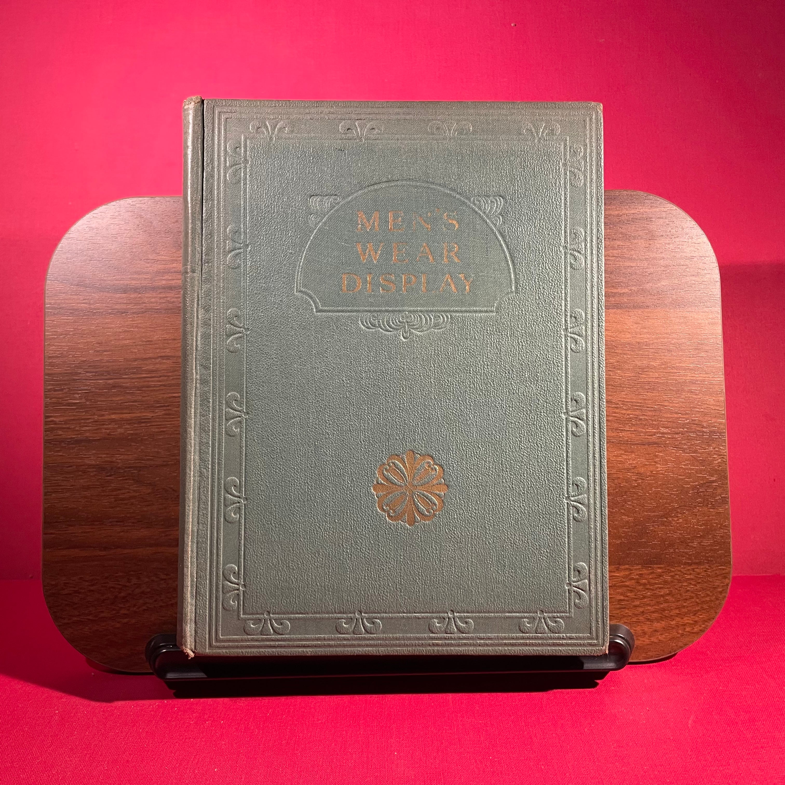 Men's Wear Display : A Practical Work on Window Showmanship and Interior Planning and Equipment